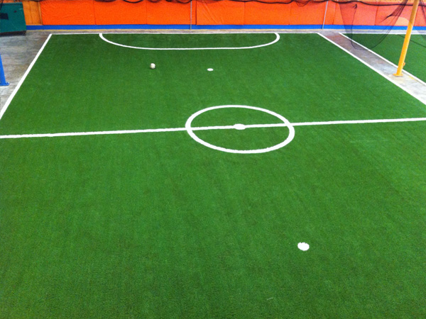 Superficie deportiva con grama artificial